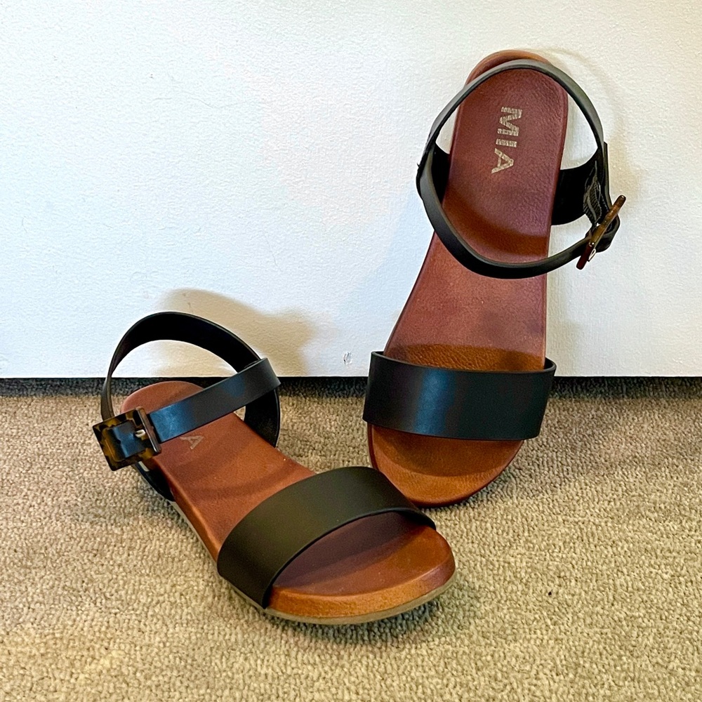 MIA Women's Black and Brown Sandals